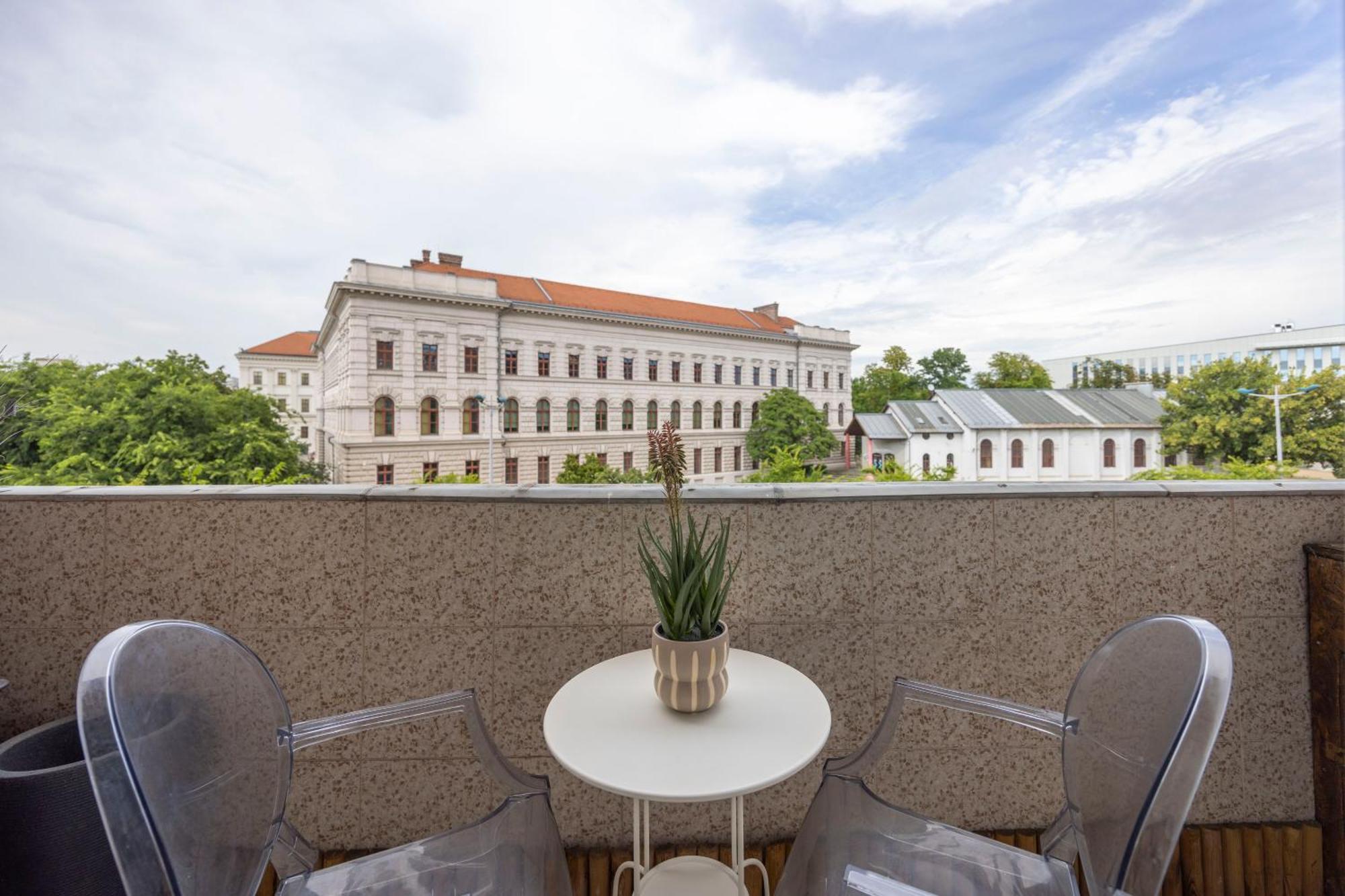 Luxy Spacious & Cozy With Balcony Apartament