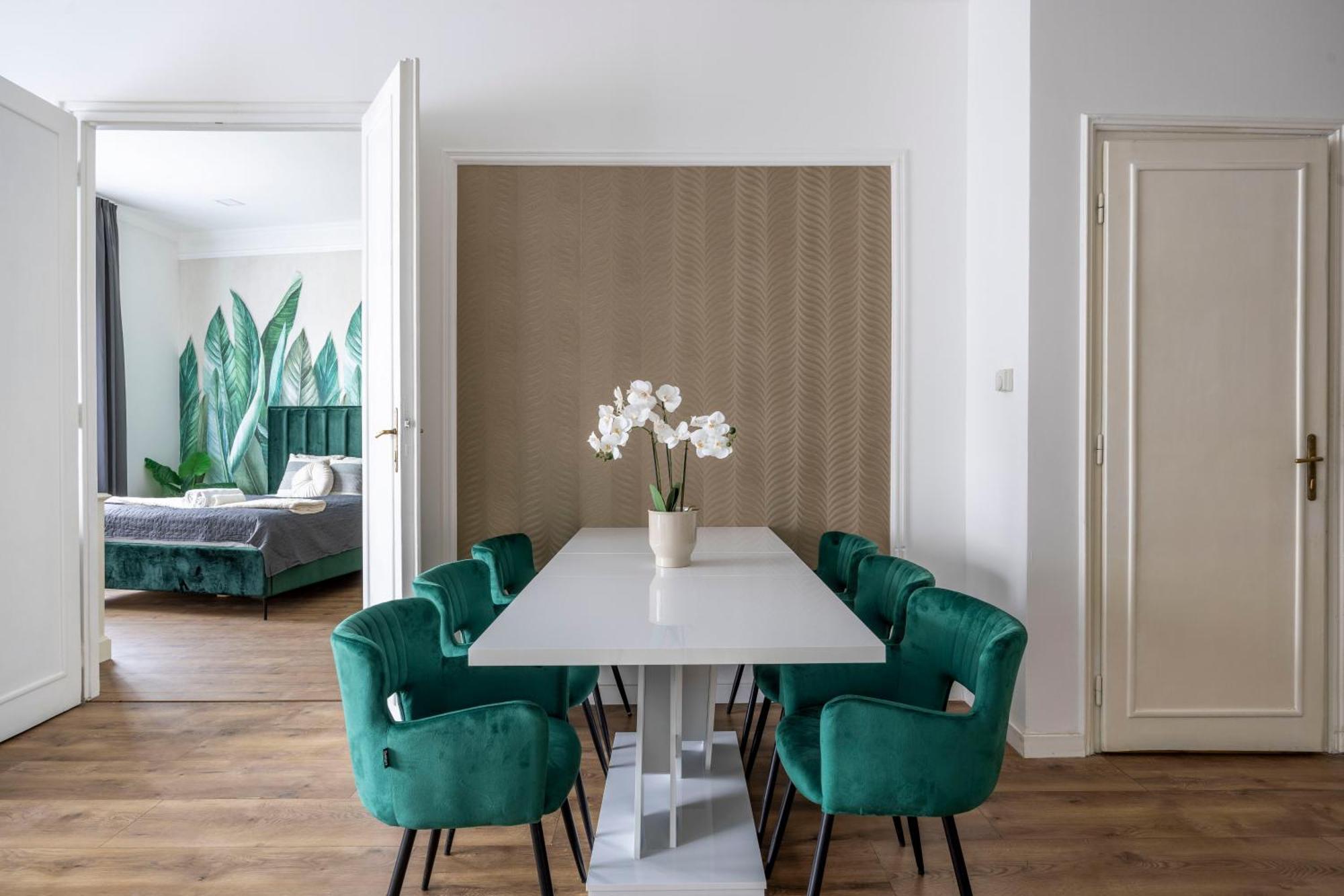 Luxy Spacious & Cozy With Balcony Apartment *