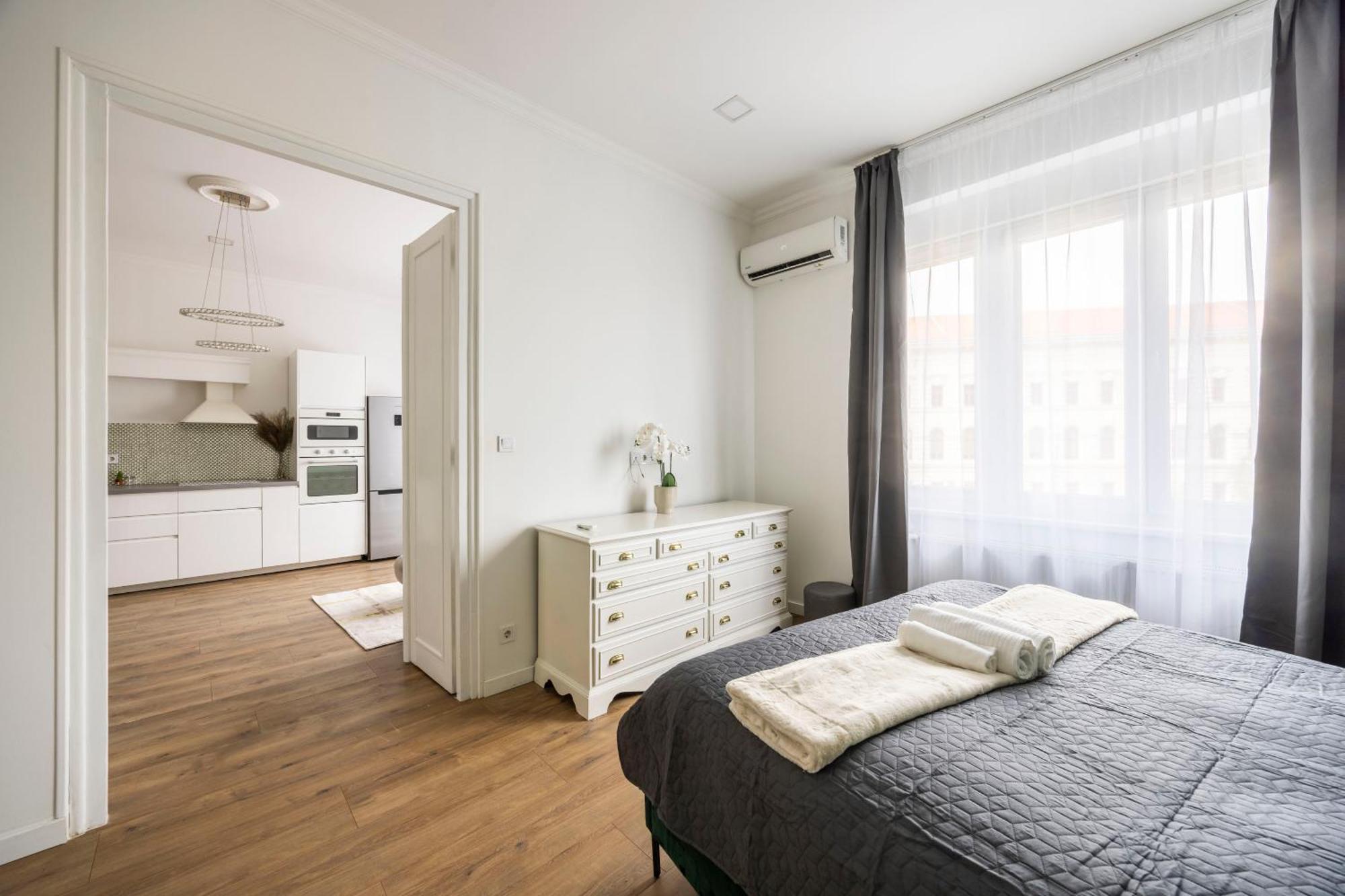 Apartament Luxy Spacious & Cozy With Balcony