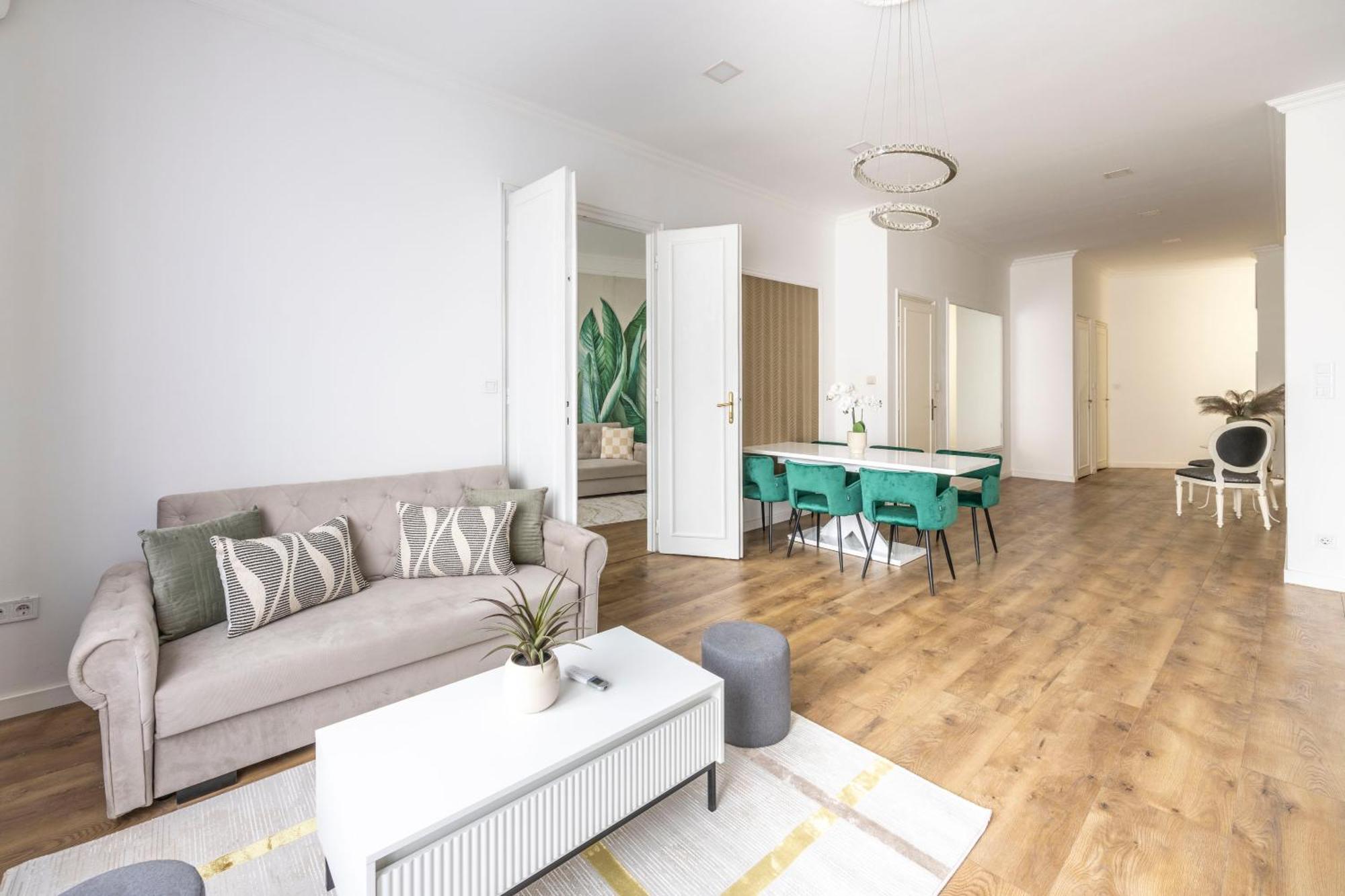 Luxy Spacious & Cozy With Balcony Apartament